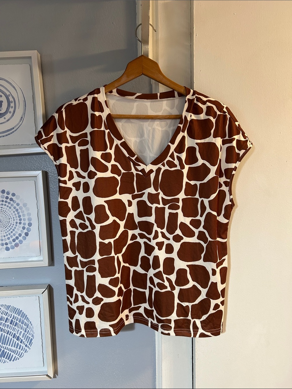 V-Neck Giraffe Print Women's Short Sleeve V-neck Top Brown/White Size M